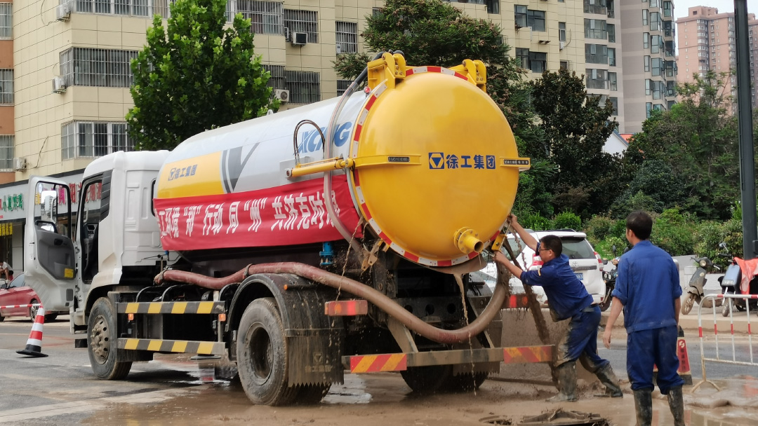 云顶国际吸污车驰援郑州特大暴雨