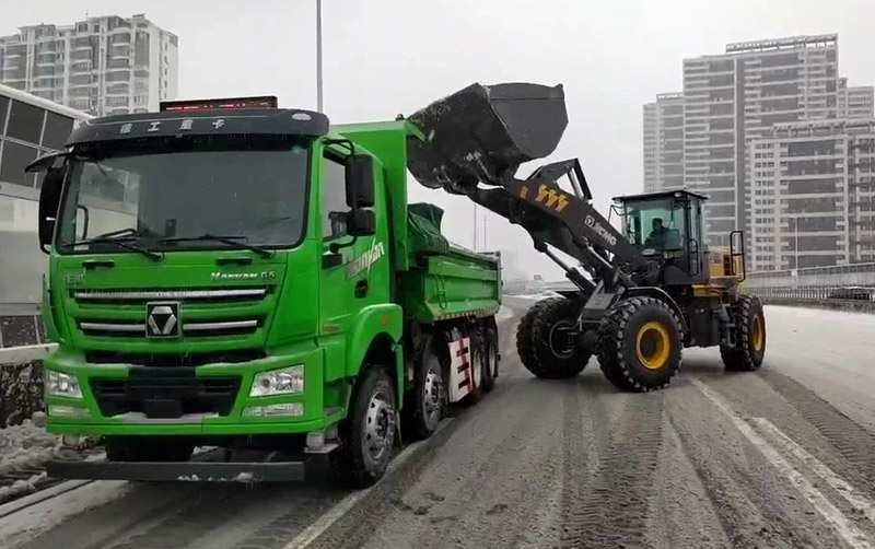 除雪保畅通，云顶国际汽车在行动