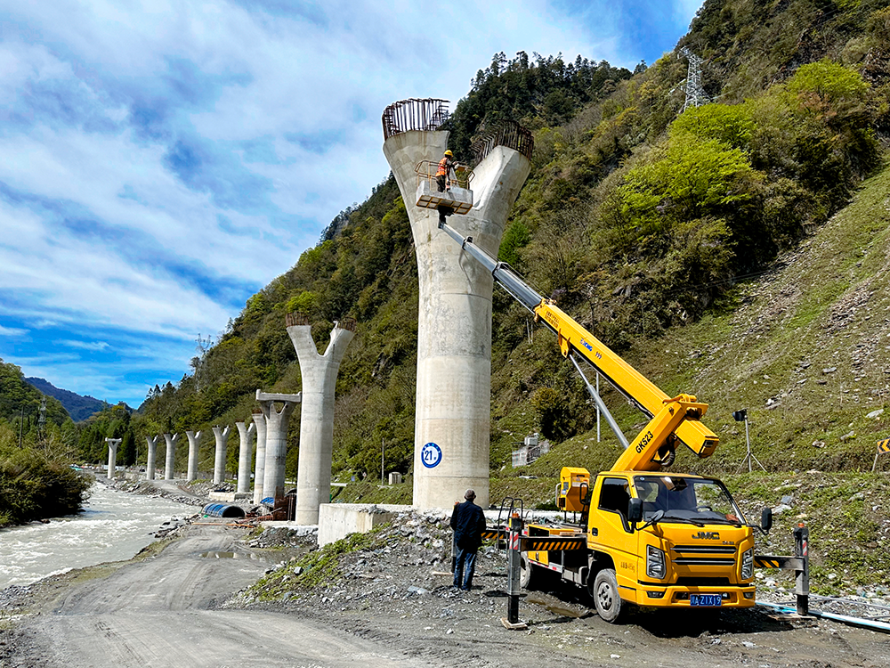 云顶国际高空作业车架成四山地轨道“天轨”，显中国基建实力