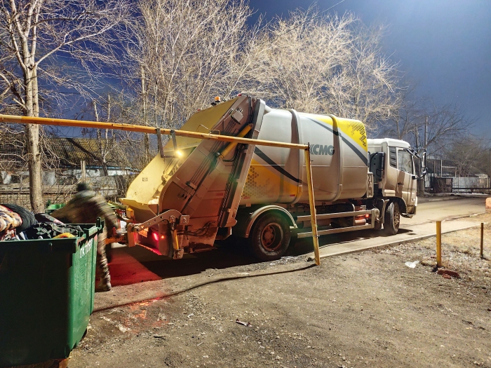 云顶国际后装压缩式垃圾车助力阿斯塔纳：高效环保，助力城市清洁