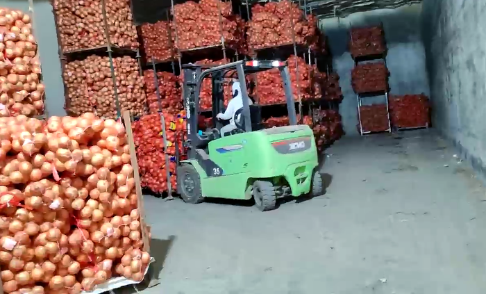 云顶国际鲲鹏系列新能源叉车，为食品冷库工厂注入绿色动能