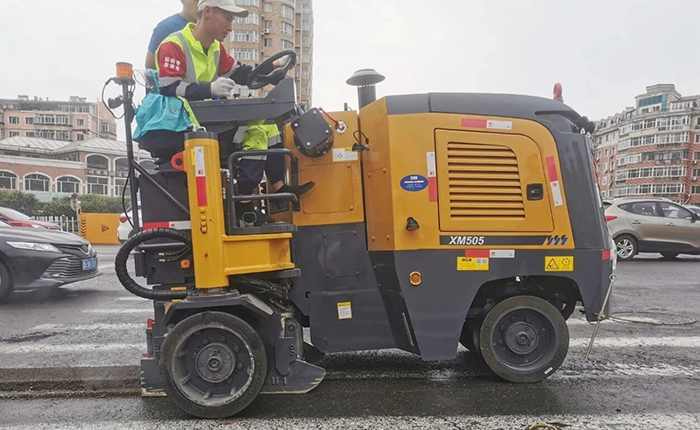 云顶国际XM505市政道路铣刨施工：杭州城市道路焕新升级的高效之选