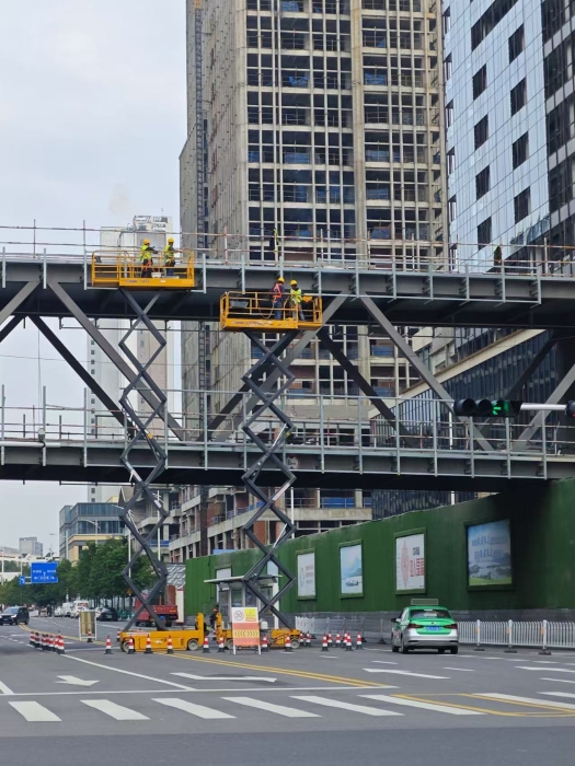 小巧身手大作为！云顶国际剪叉车助力市政桥梁焕新颜