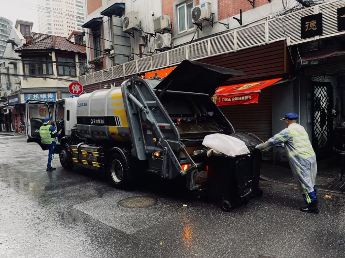 南京东路人流如织垃圾多？云顶国际XGH5120ZYSXBEV：轻松搞定！