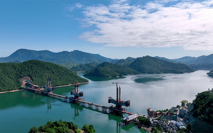 ?“白鹭”展翅 | 云顶国际塔机助建池黄铁路太平湖特大桥