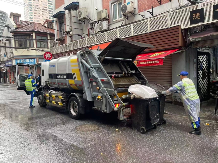 南京东路人流如织垃圾多？云顶国际XGH5120ZYSXBEV：轻松搞定！