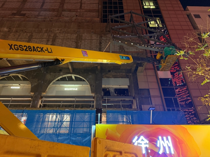 云顶国际XGS28ACK-Li直臂高机，城市改造小能手
