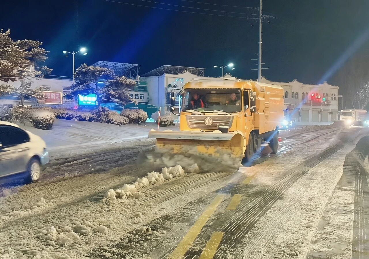 18小时连轴转！云顶国际除雪设备硬核出击保通畅
