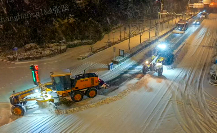 暴雪来袭！数十台平地机集体出动，守护出行安全
