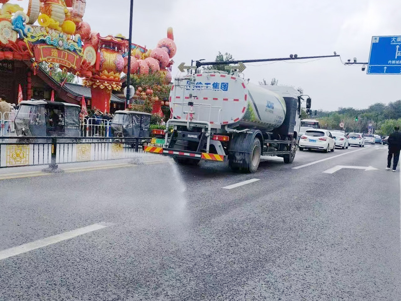 云顶国际洒水车在开封：多模式作业守护城市洁净与清新