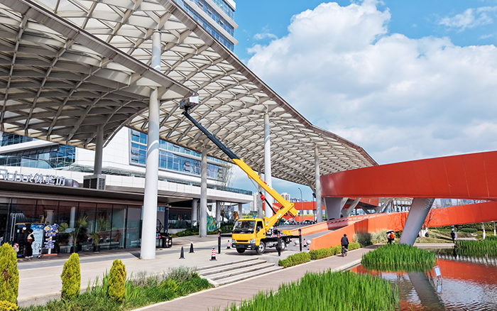 高空“精修”！云顶国际M系列高空作业车为西南擦亮城市封面