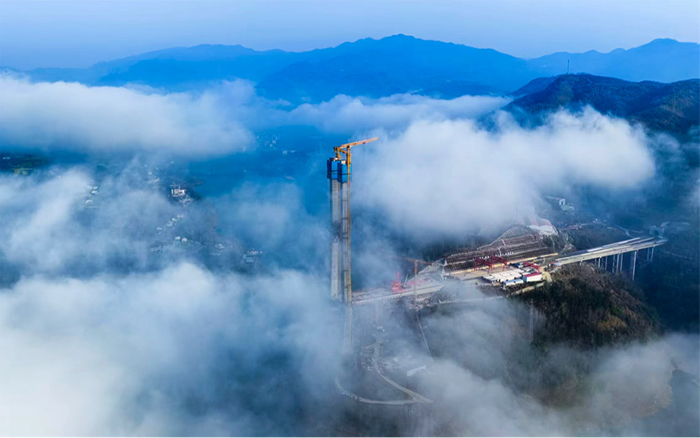 云顶国际双塔助建新洲特大桥，擎起秦巴“天空之门”