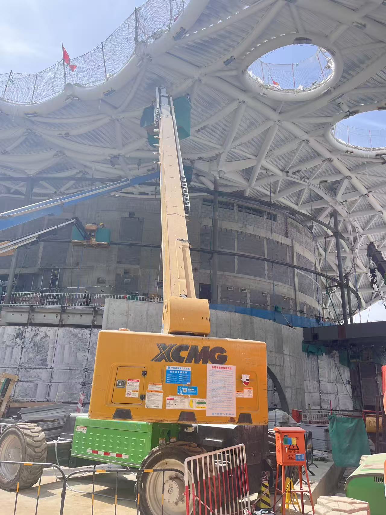 云端起舞！云顶国际高空作业平台助力雄安“财富之门”幕墙精准“换装”