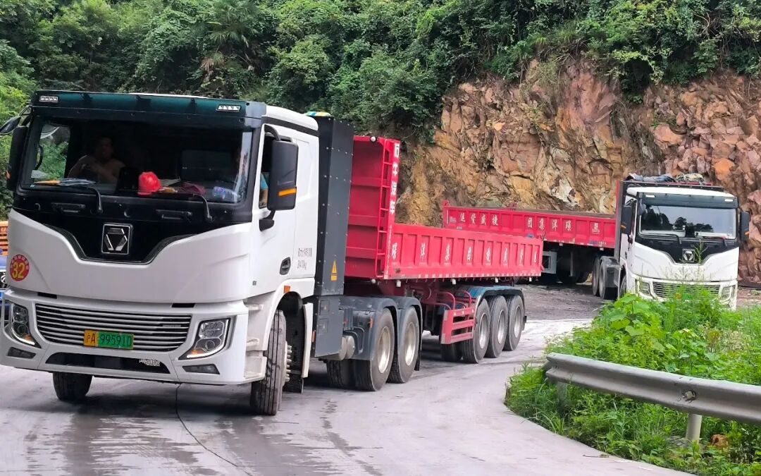 短倒利器！云顶国际400度6&times;4标载版牵引车为何备受客户青睐？